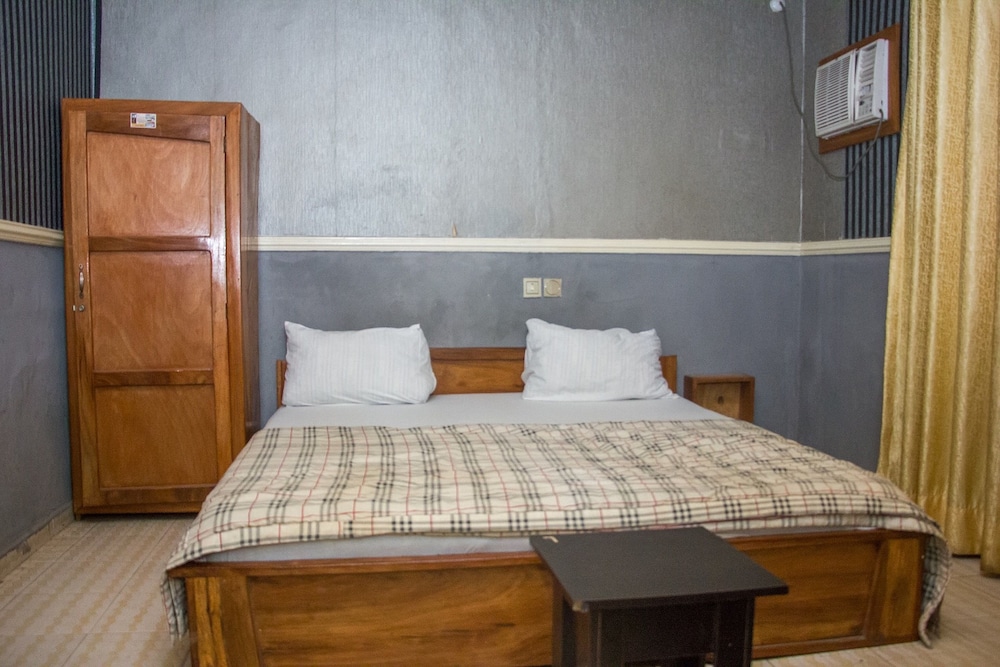 Duckland Hotel And Suites Ltd 14/26