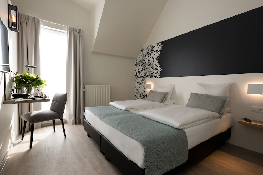 ROOM, TWIN BEDS