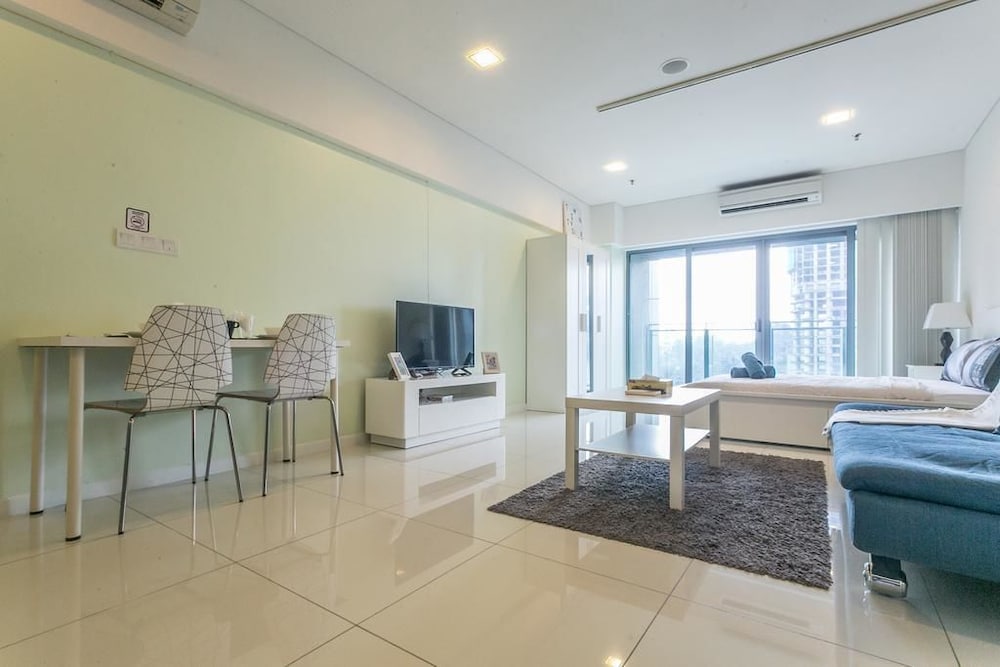 Summer Suites Residences By Subhome 40/68