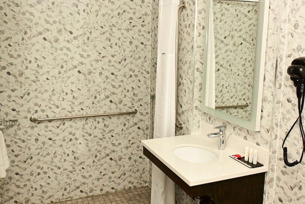 Super 8 by Wyndham Bronx Near Botanical Garden 28/29