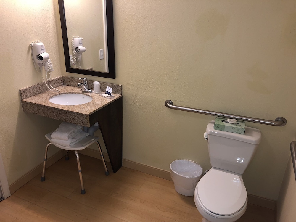 Mainstay Suites Camp Lejeune 16/38