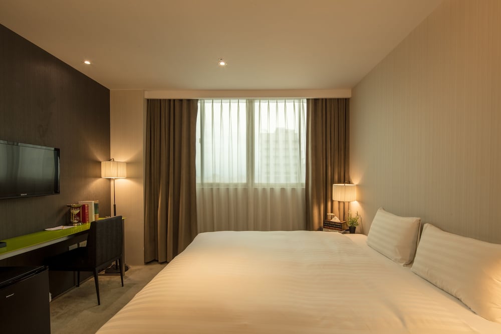EXECUTIVE, QUEEN BED