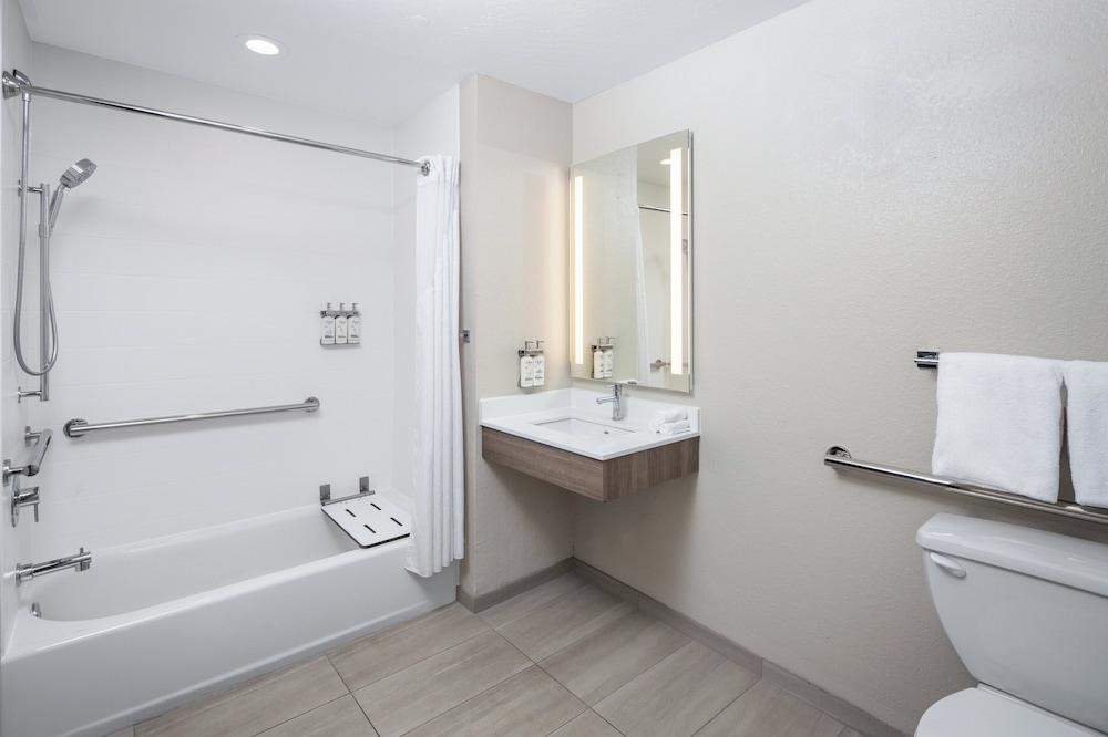 Holiday Inn Express Hotel And Suites Green Bay East 63/64