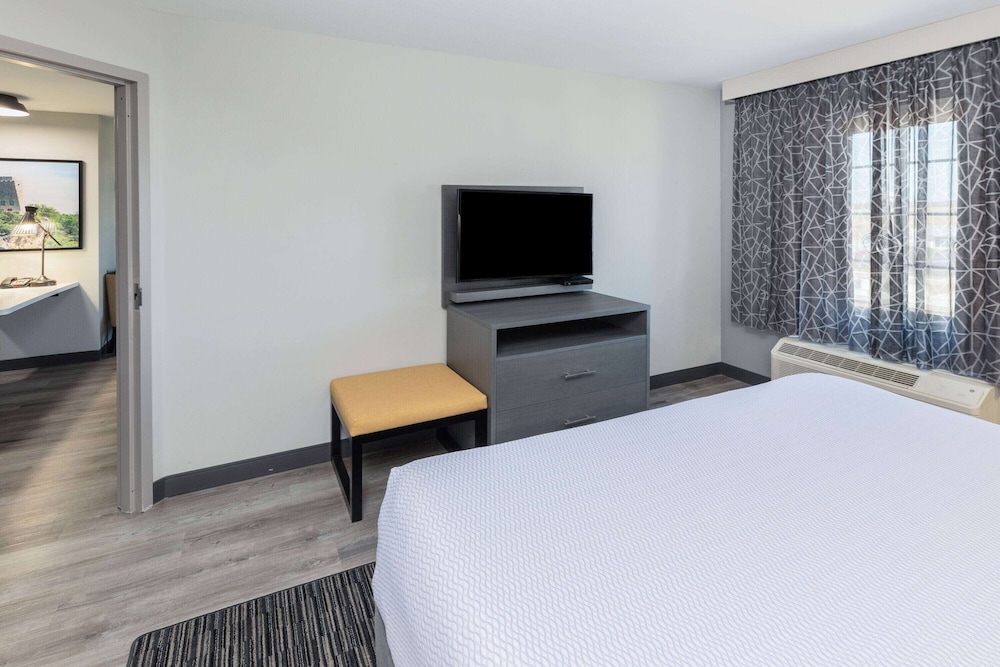 La Quinta Inn & Suites by Wyndham Ardmore 10/23