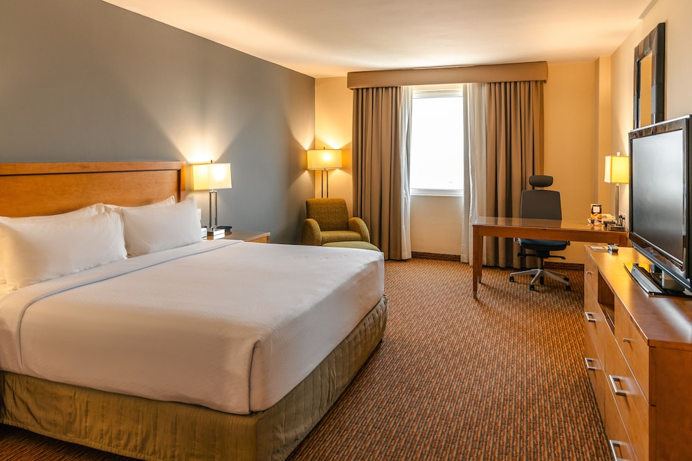 غرفة قياسية بسرير كينج مع دخول الصالة، CROWNE PLAZA MONTERREY AEROPUERTO 7/13