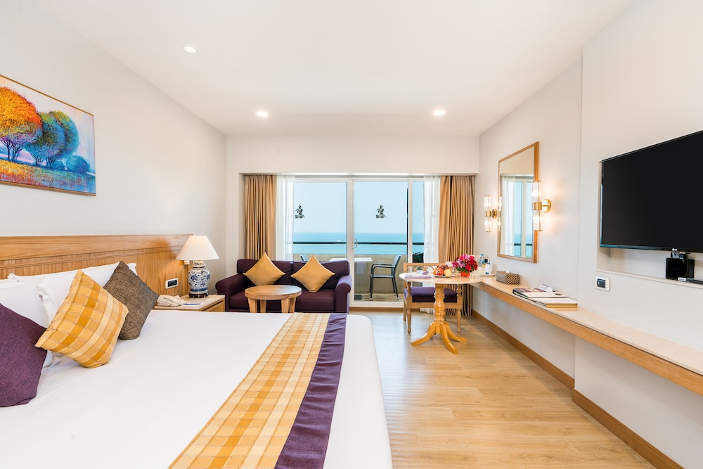 ROYAL CLIFF BEACH HOTEL 24/72