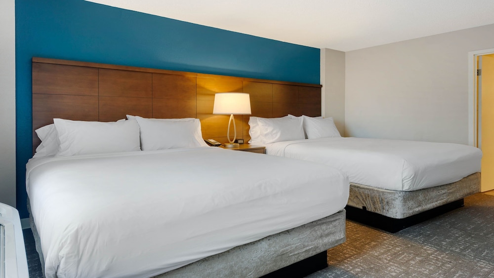 2 Bedrooms, Suite, 1 King and 2 Queen Beds, Sofa, Kitchen