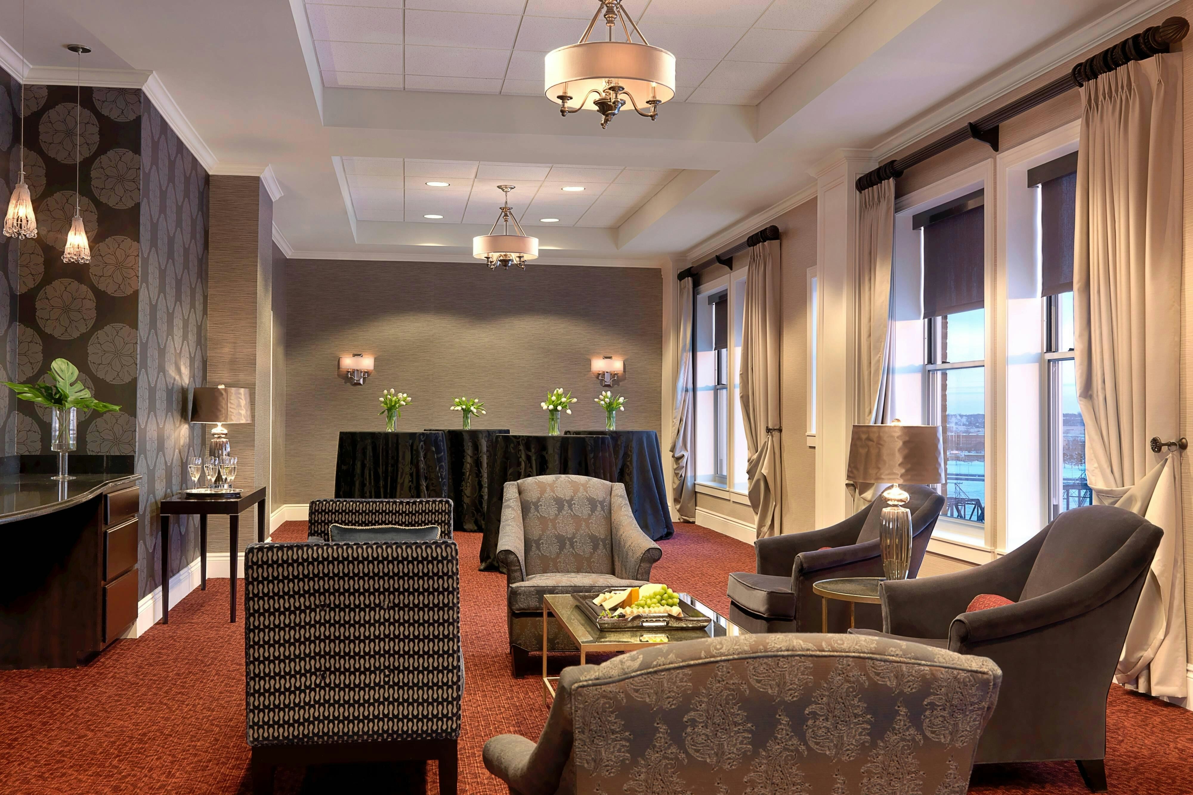 Hotel Blackhawk Autograph Collection 4/11