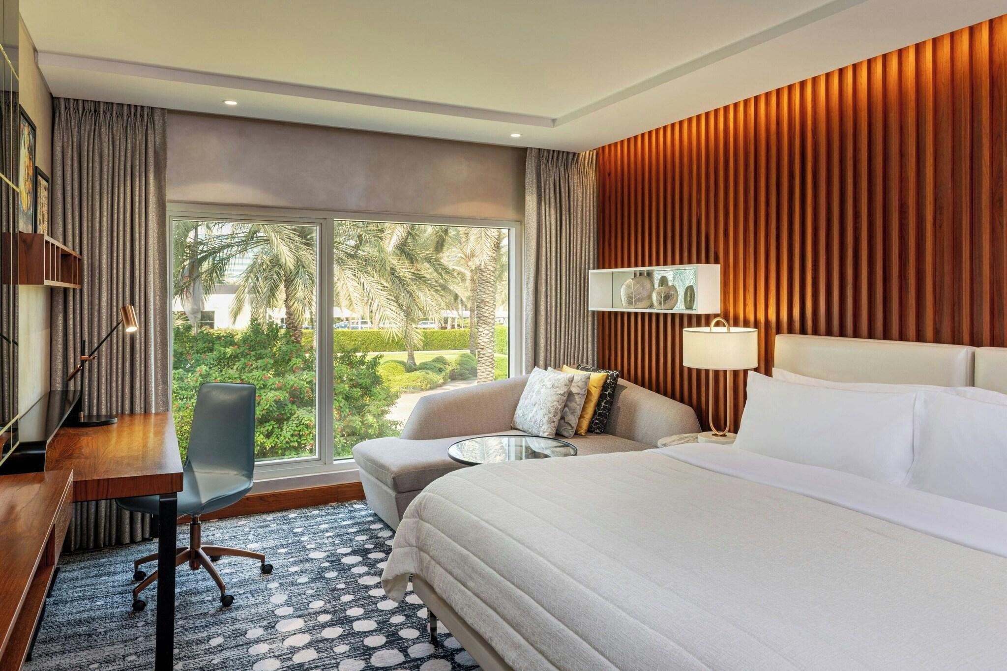 غرفة ديلوكس بسرير مزدوج بإطلالة على الحديقة، Le Meridien Dubai Hotel and Conference Centre 2/8