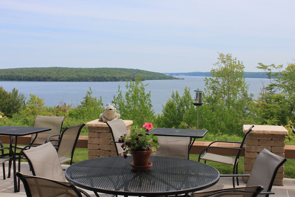 Holiday Inn Express Munising-Lakeview 57/68