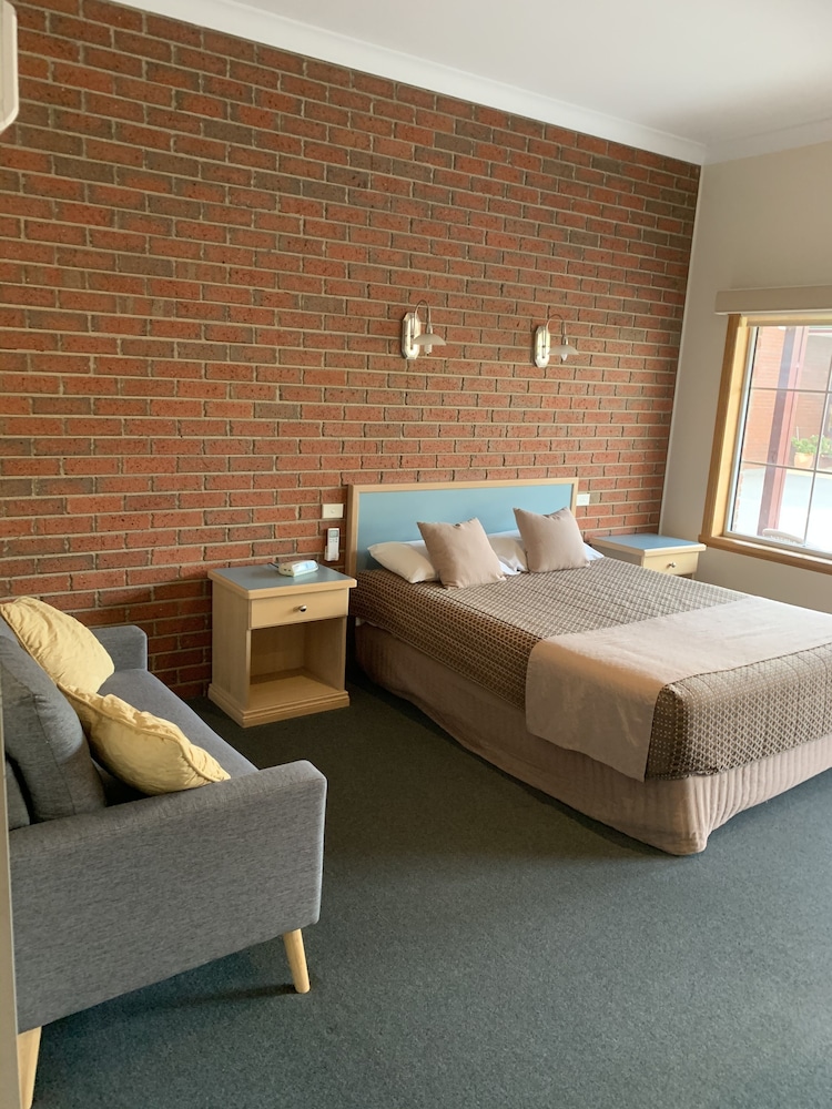 Tanjil Motor Inn 6/48