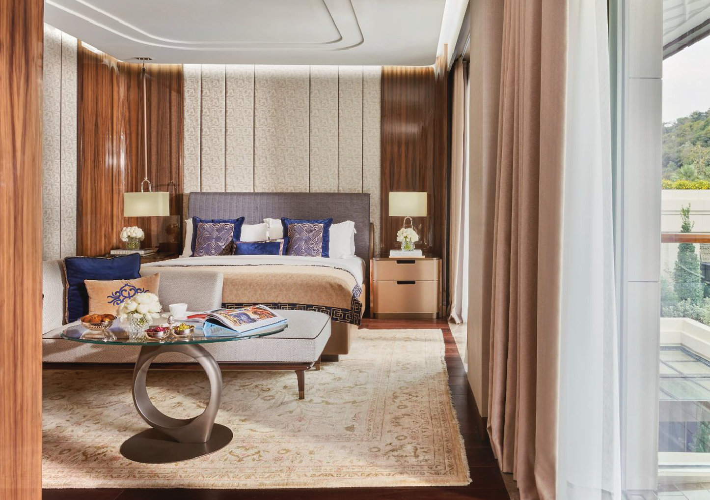 DELUXE, KING BED