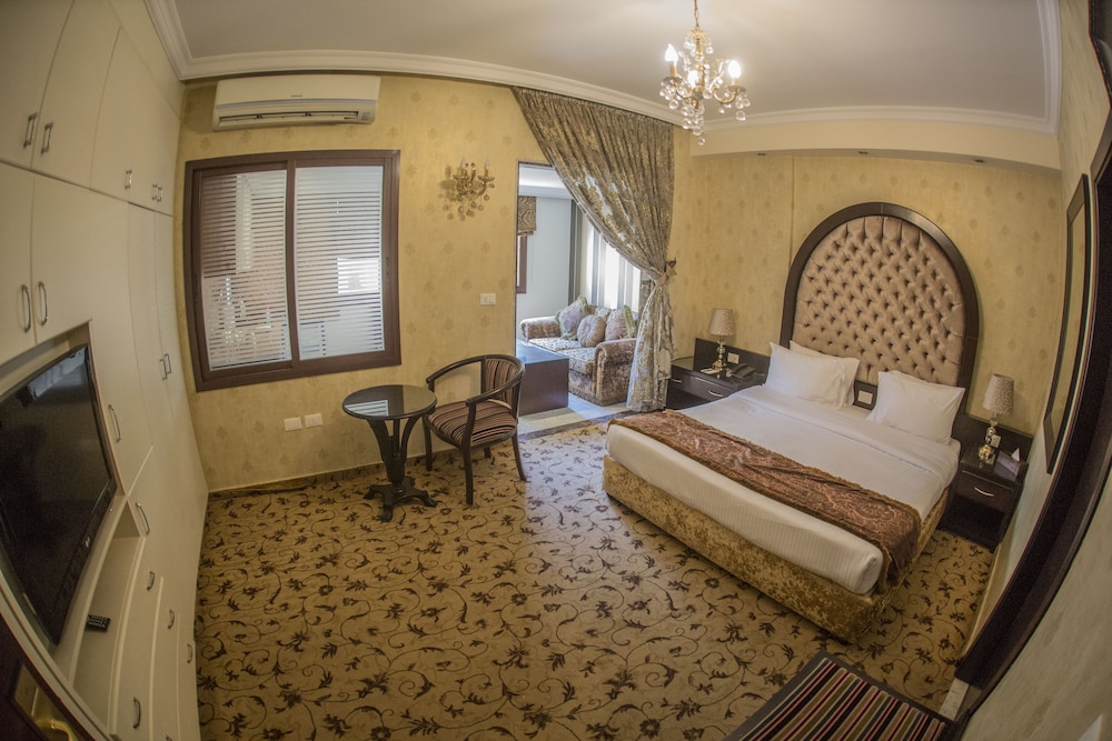 QUEENS SUITE HOTEL 22/61
