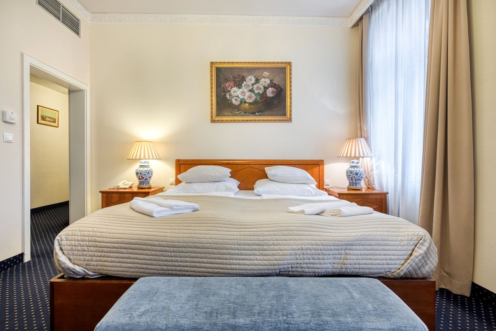 EXECUTIVE, STUDIO, SUITE