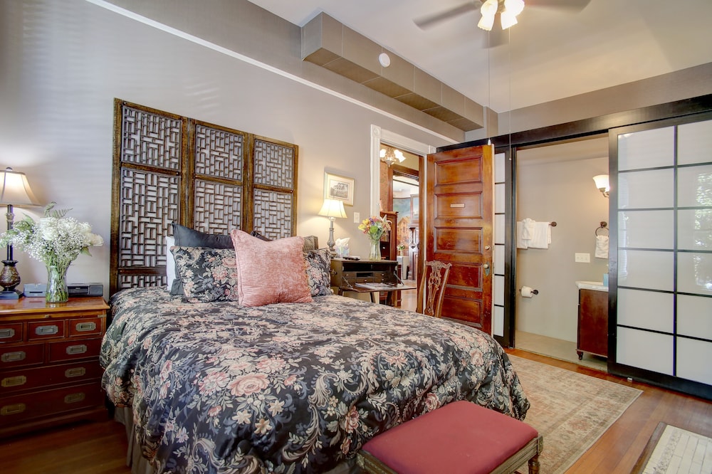 FEMALE ONLY, DELUXE, QUEEN BED, PARLOR