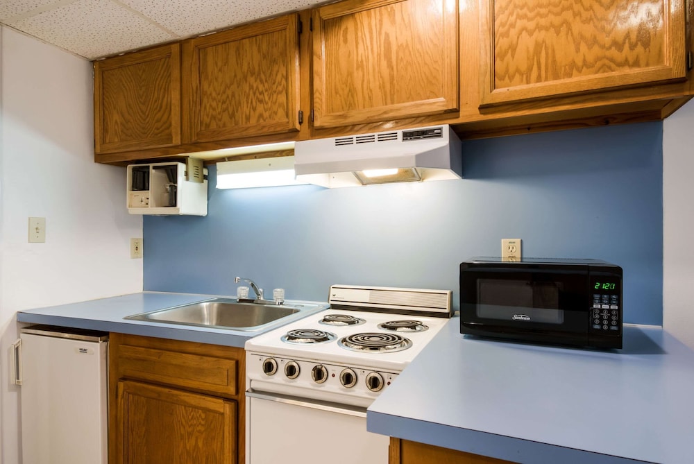 Econo Lodge Inn & Suites Lake Harmony - Pocono Mountains Area 26/29