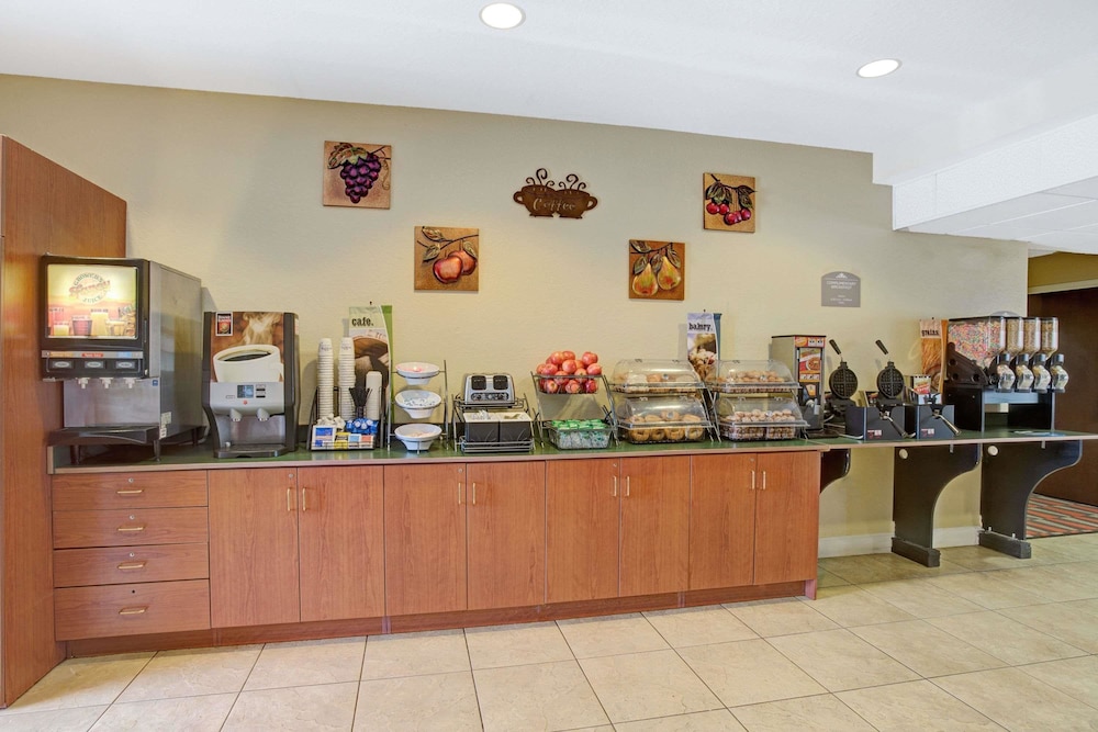 Microtel Inn & Suites By Wyndham Bushnell 17/24