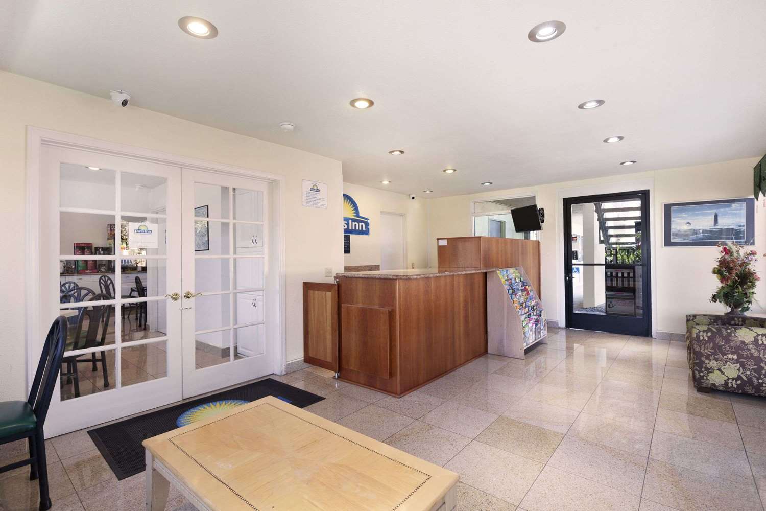 Days Inn by Wyndham Oceanside 18/40