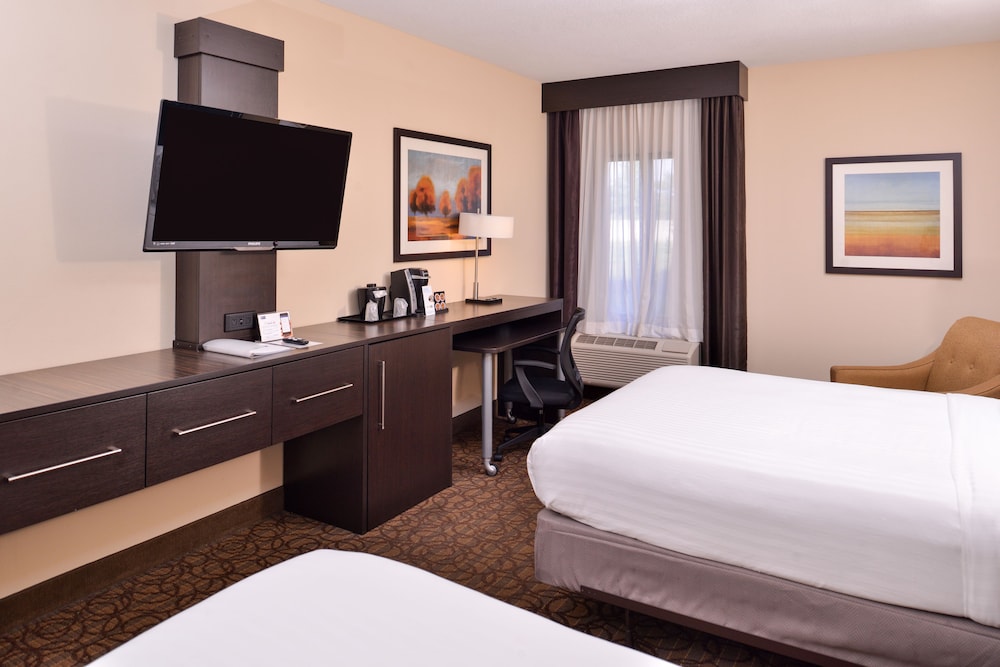 Holiday Inn Express Hotel and Suites Topeka West I-70 Wanamaker 14/62