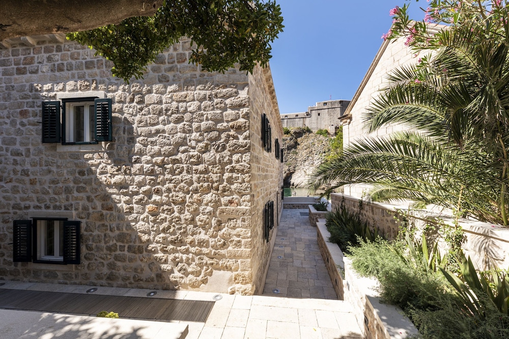 Sea Rocks Residence 33/40