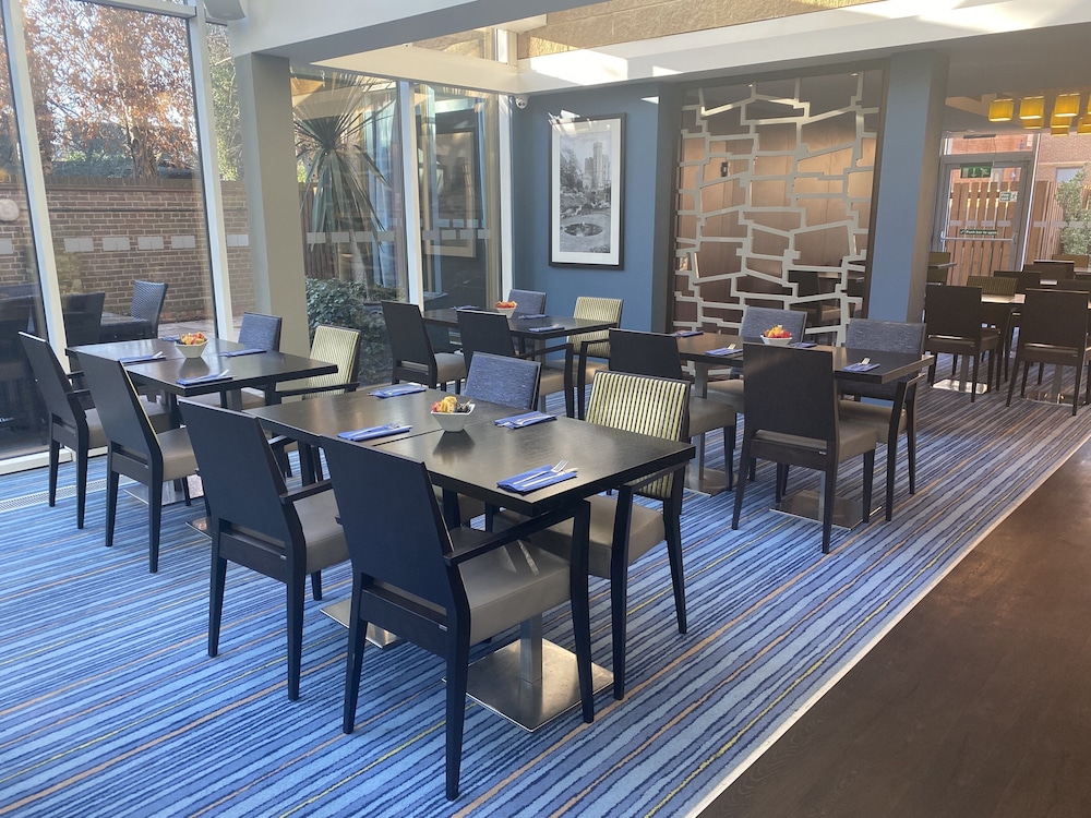Holiday Inn Express Windsor 54/74
