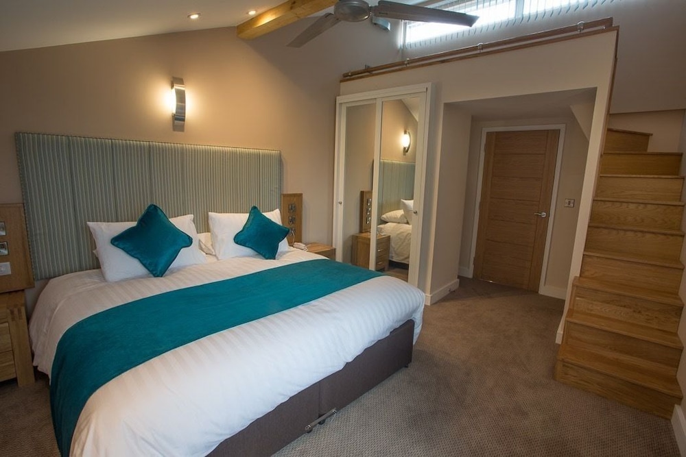 The Burton Hotel and Cloud Nine 4/38