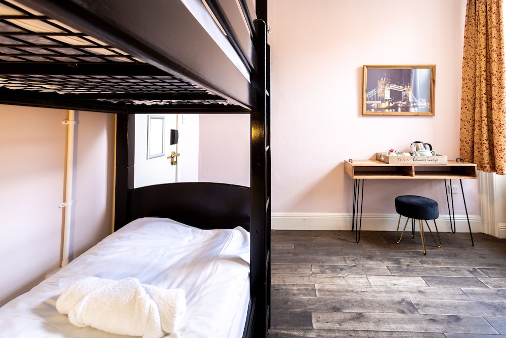ROOM, TWIN BEDS