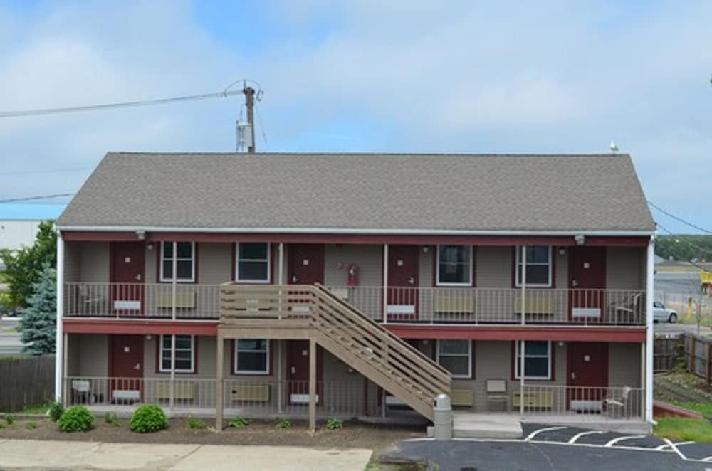 Hyannis Host Inn 2/33