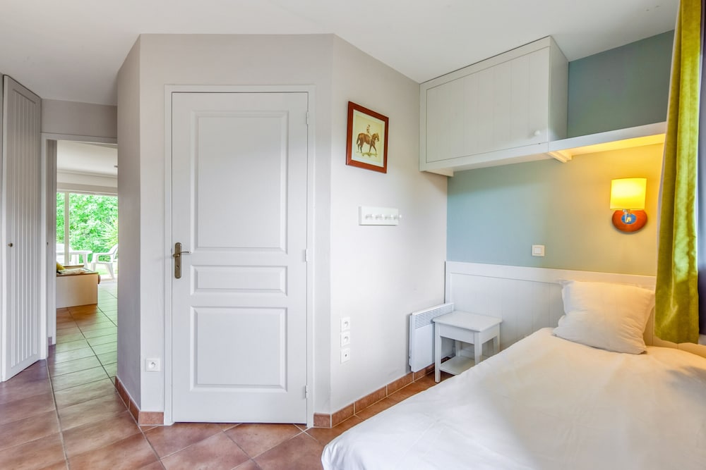 District, Studio, 1 Double and 1 Single Bed, Alcove, Terrace, Garden Floor