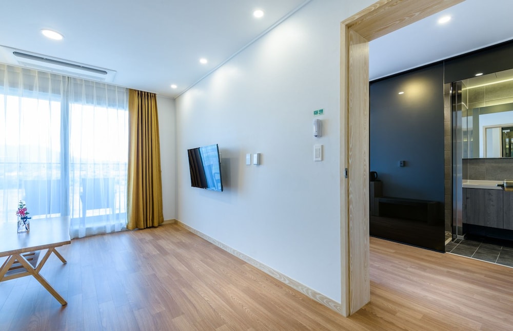 Thira Hotel 18/35