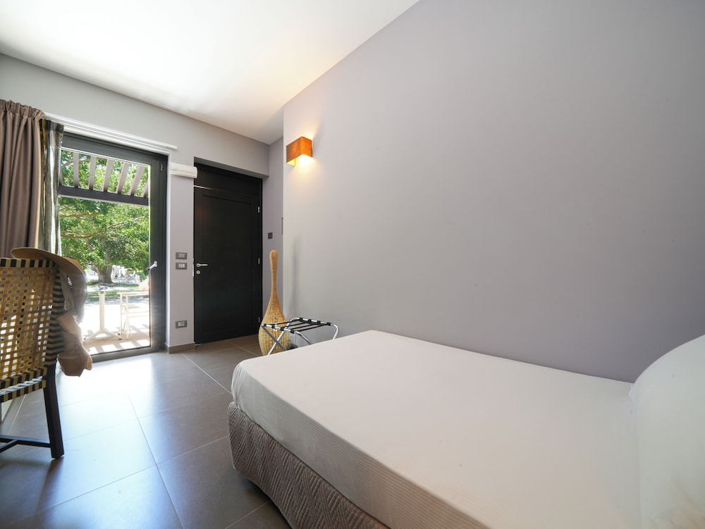 ROOM, SINGLE