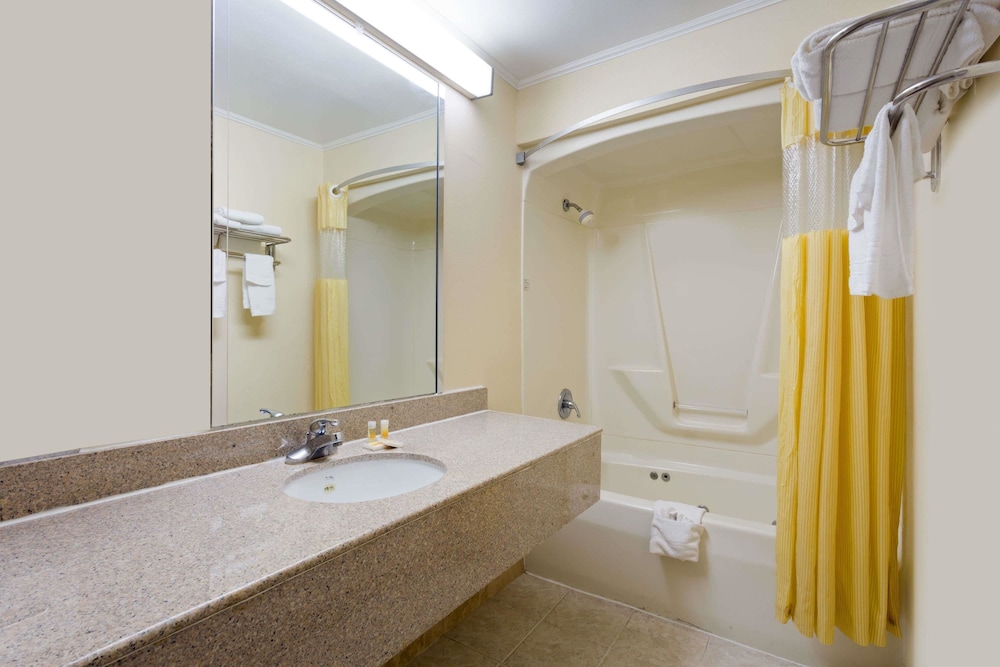 Days Inn By Wyndham Clinton 12/21