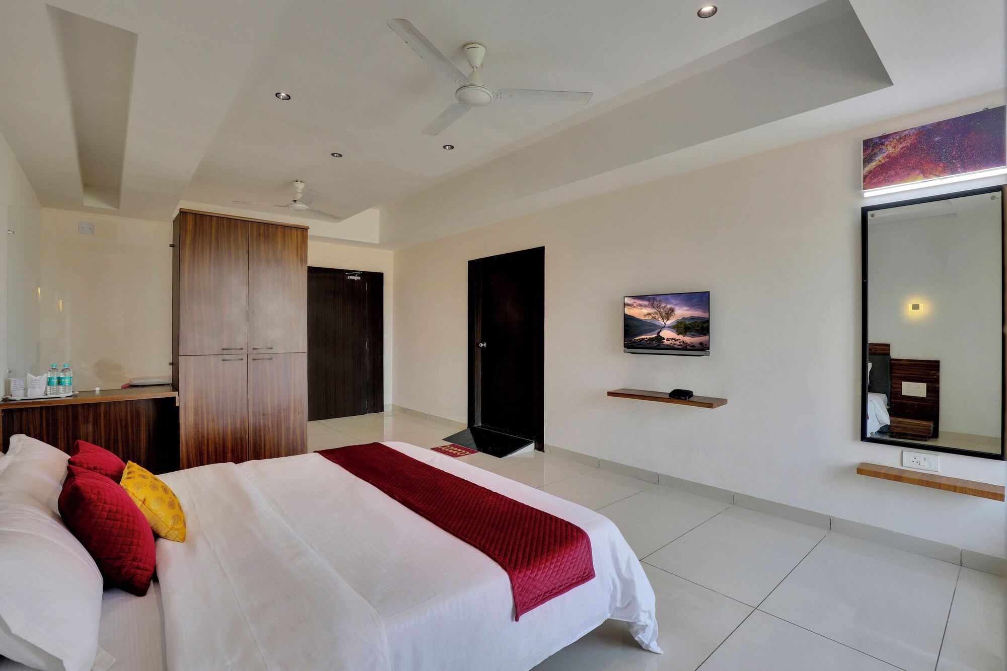 1 Bedroom, Superior, King Bed, Pool View, Pool Side