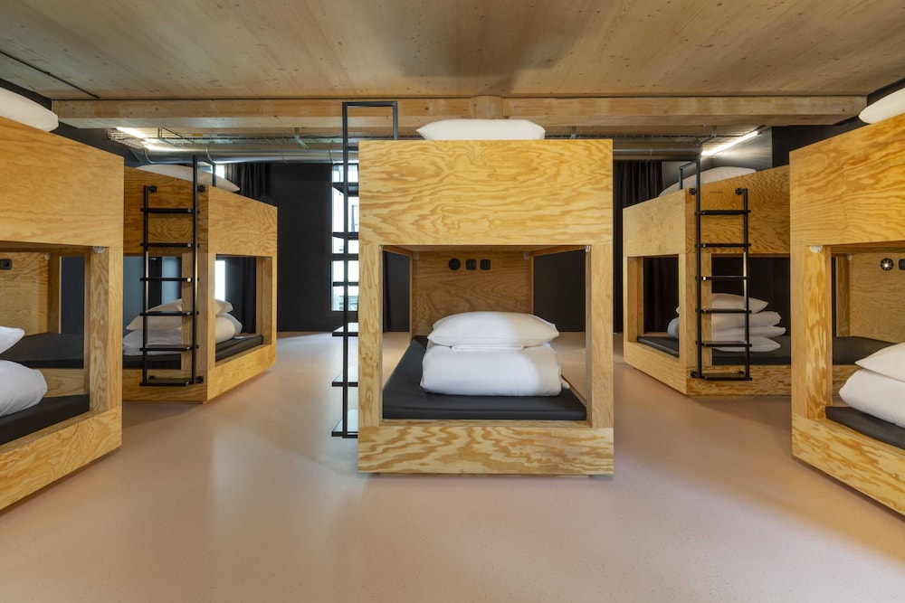 Private, 12 Beds, Shared Bathroom