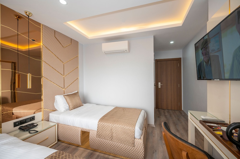 Luxury Airport Hotel 27/48