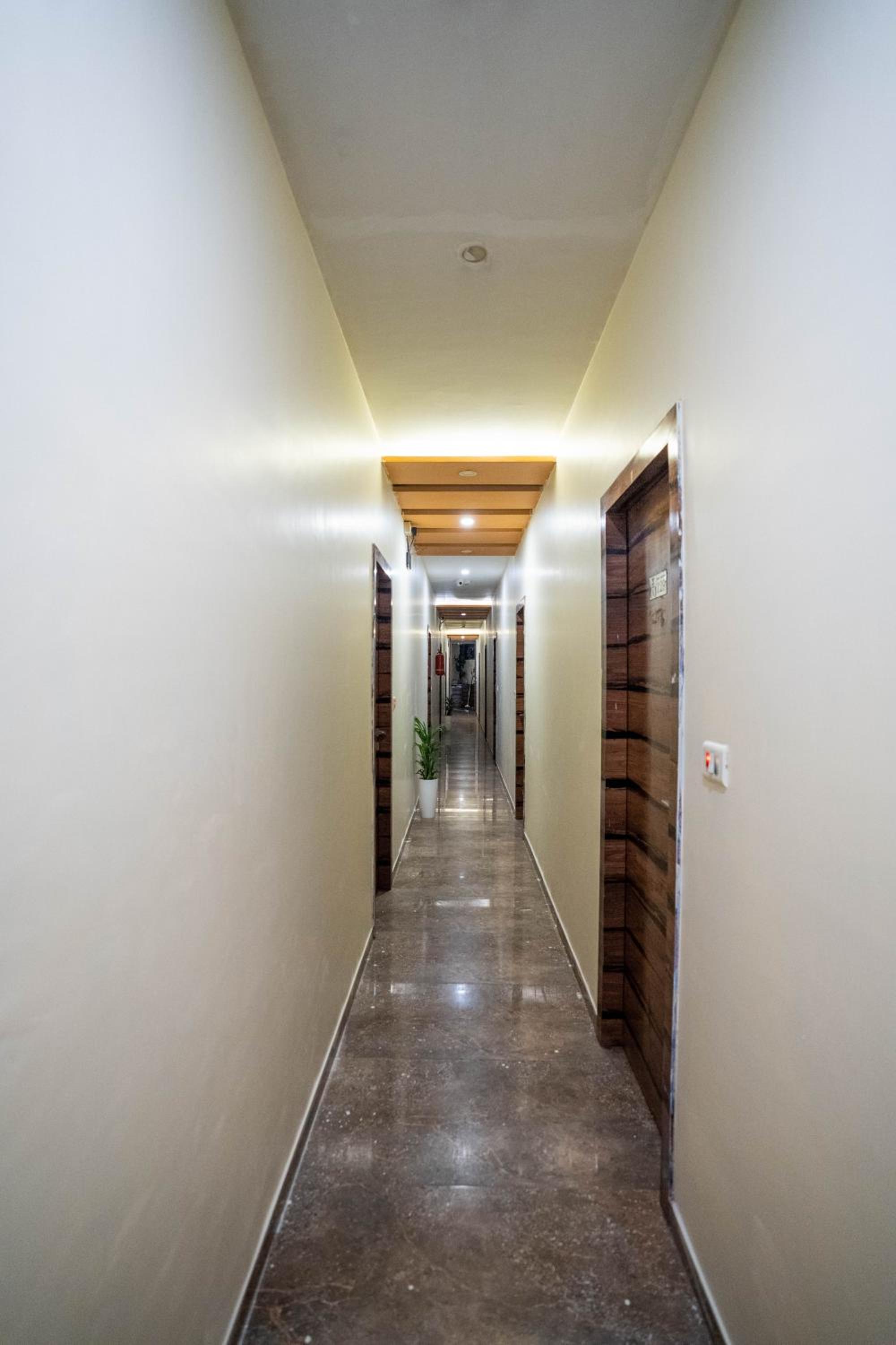 Hotel Royce Executive, Near US Consulate 22/28