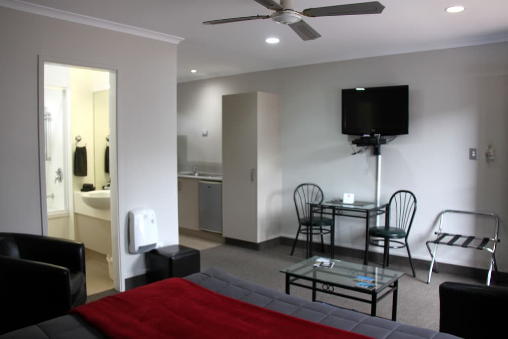Bay Palm Motel 24/50