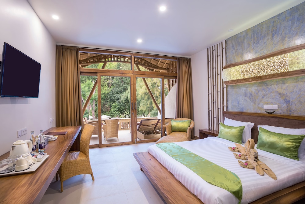 Pearl, King Bed, Pool View