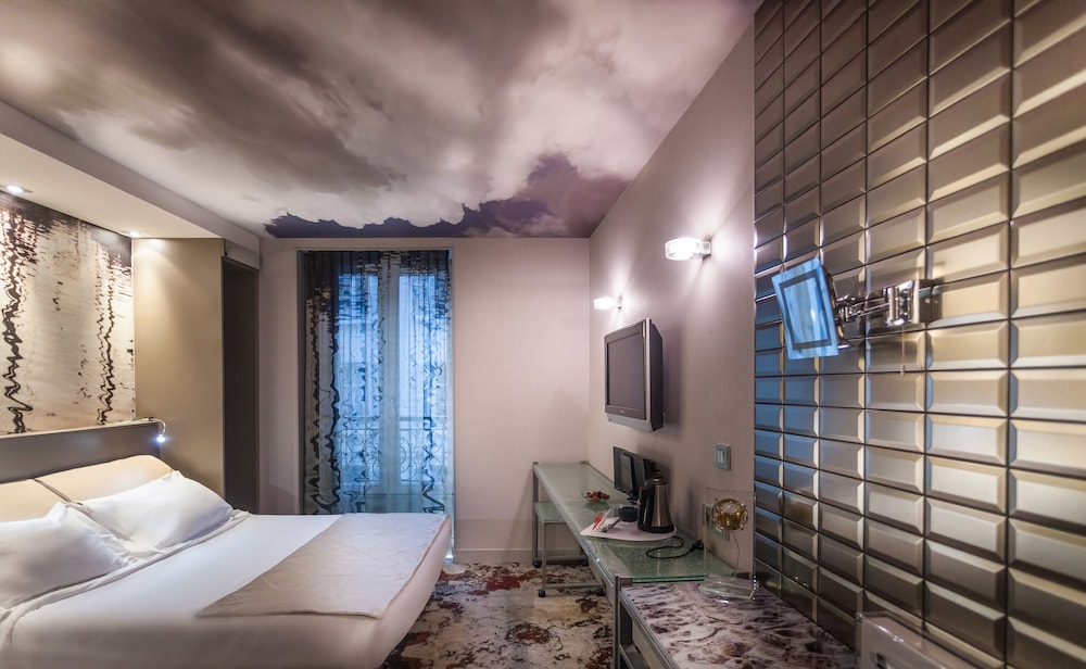 Apostrophe Hotel 35/45