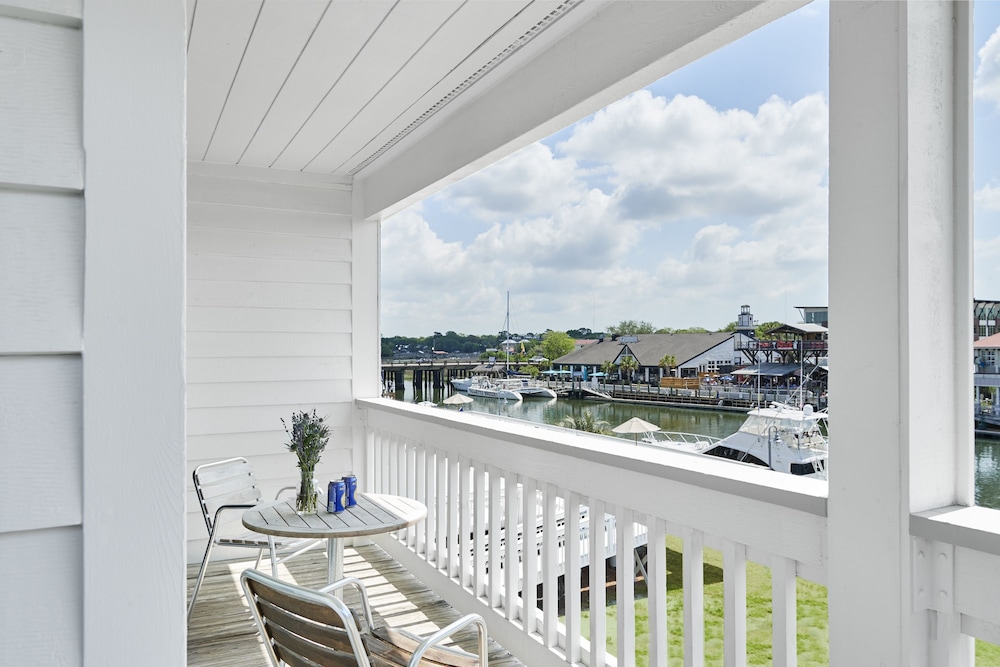Shem Creek Inn 24/37