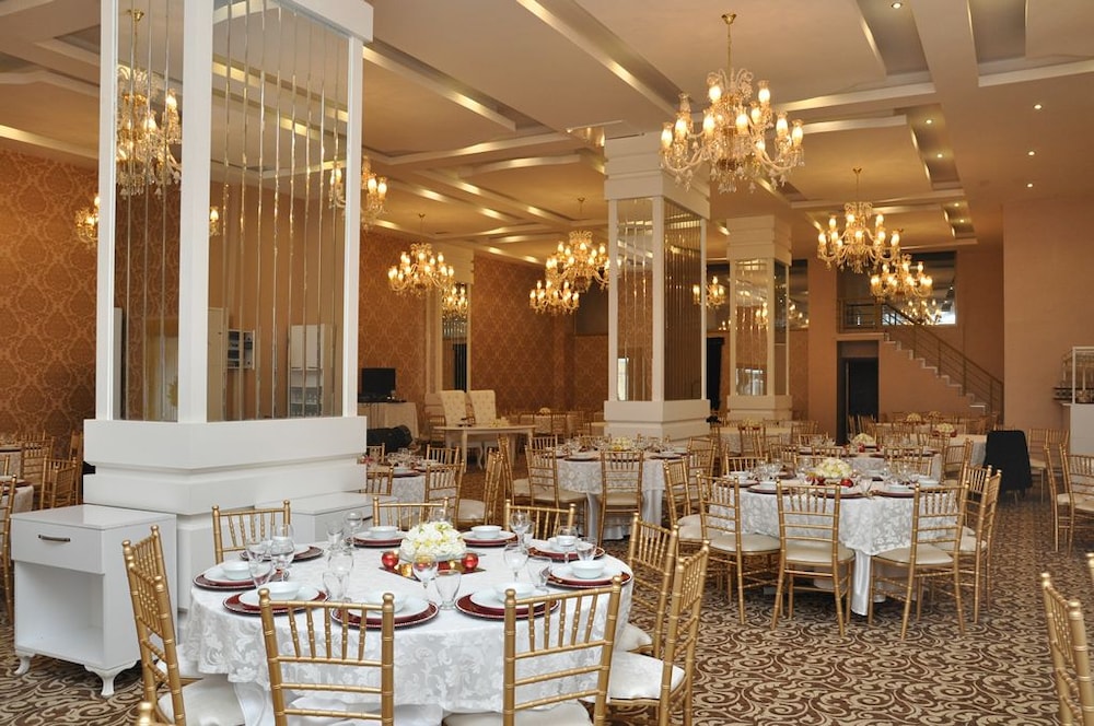 Madame Tadia Hotel 33/43