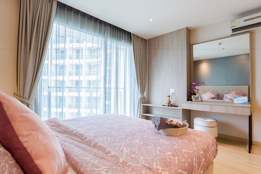 DELUXE, STUDIO, KING BED, CITY VIEW, BALCONY