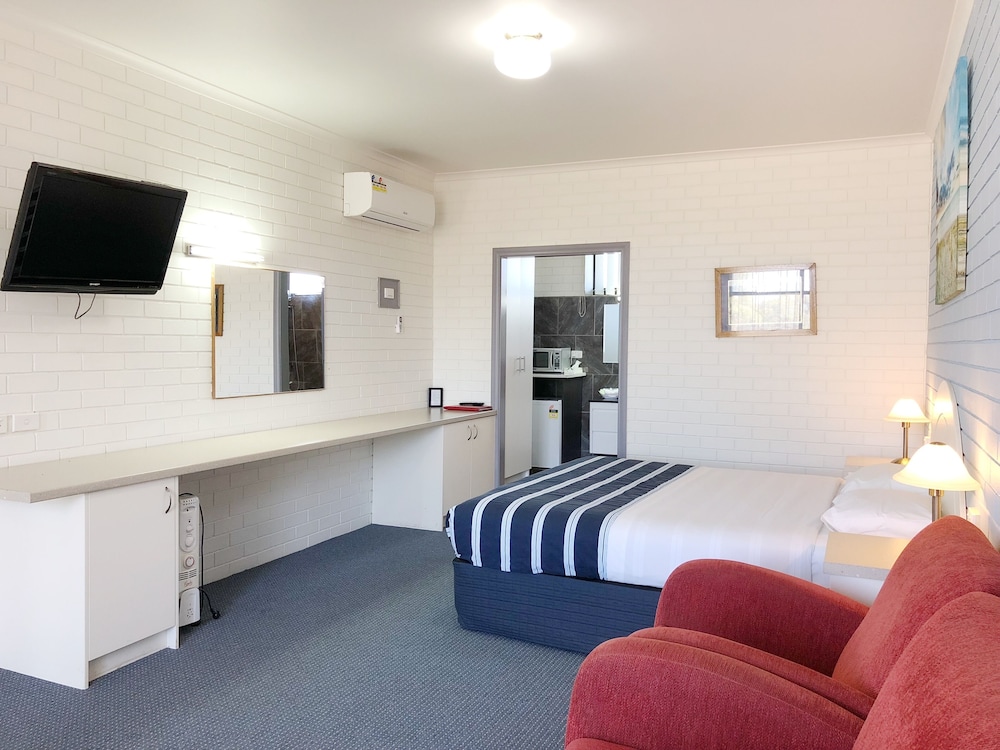 Statesman Motor Inn 27/47