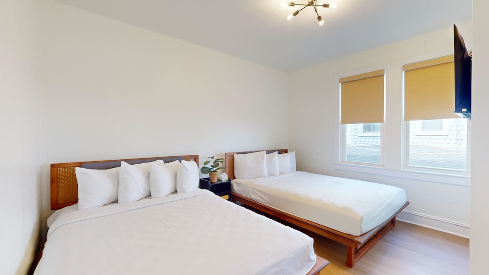 Ocean Breeze Hotel 12/61