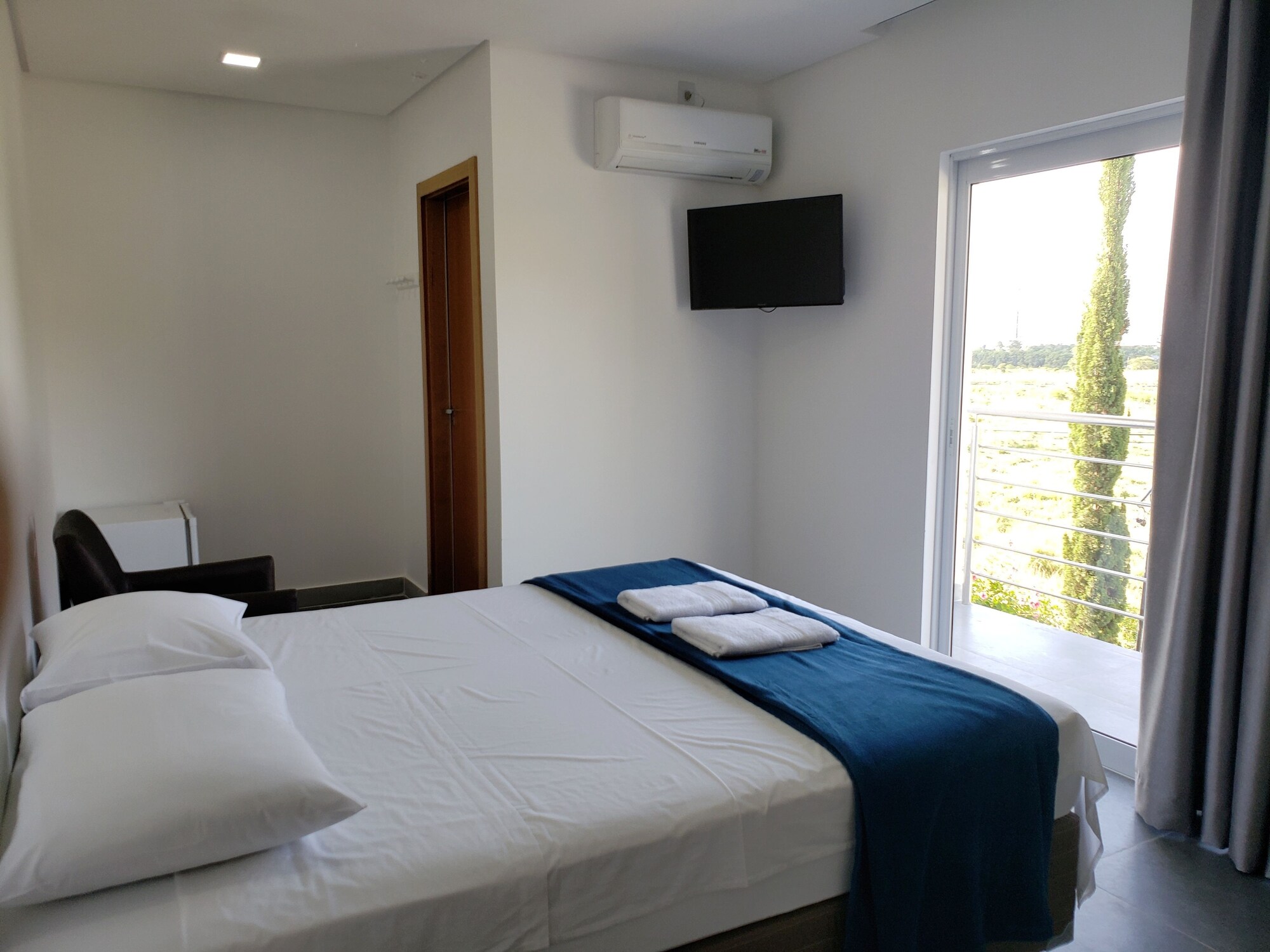 DELUXE, DOUBLE BED