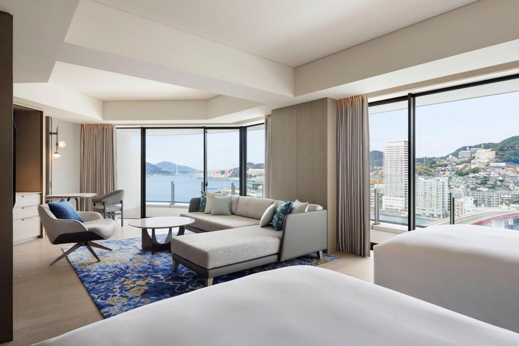 Junior Suite, 2 Double Beds, Harbour View, Balcony, Club Lounge Access, Corner