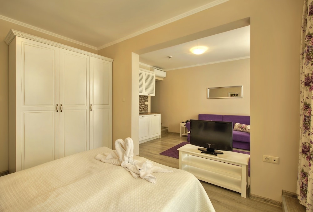 White Rock Castle Suite Hotel & Spa 11/47