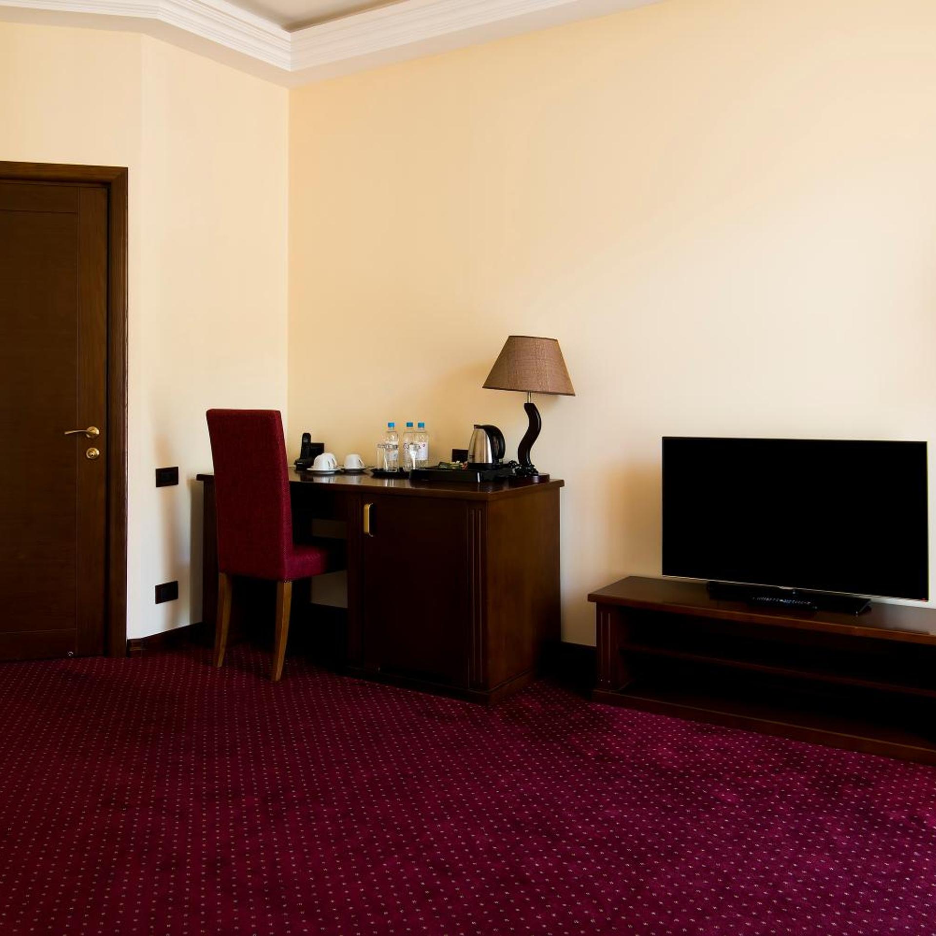 Elegant Hotel & Resort 12/60