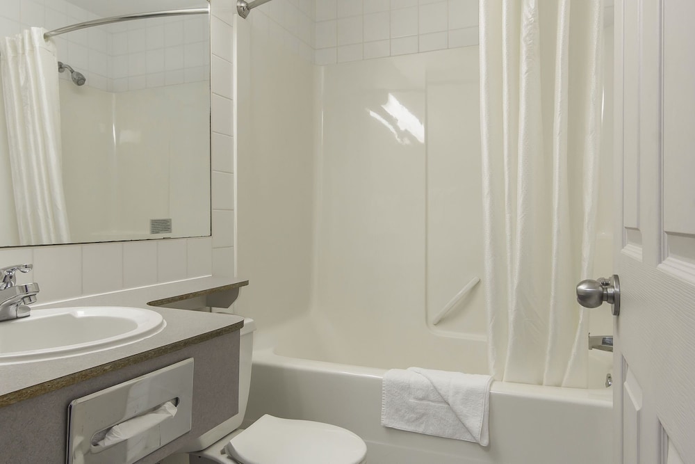 Econo Lodge Inn and Suites Lethbridge - Henderson Lake 9/29