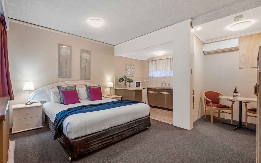 Spa, Suite, King Bed, Queen Bed
